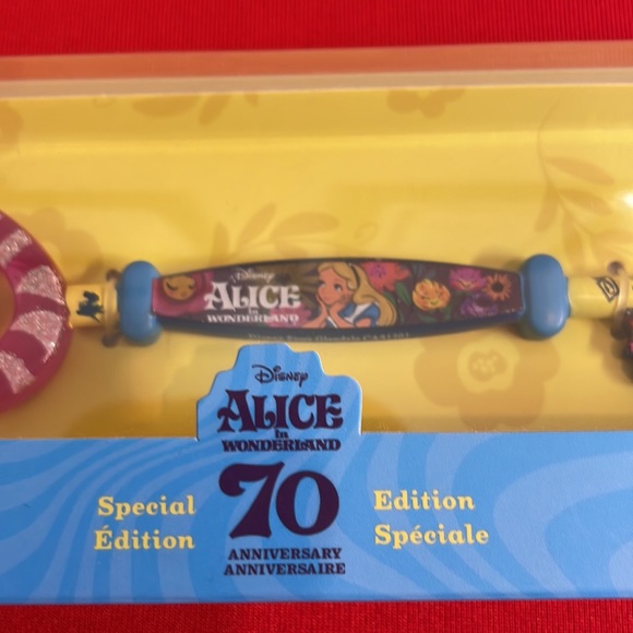 DISNEY SPECIAL EDITION 70th ANNIVERSARY ALICE COLLECTABLE KEY (NEW) - Picture 2 of 5